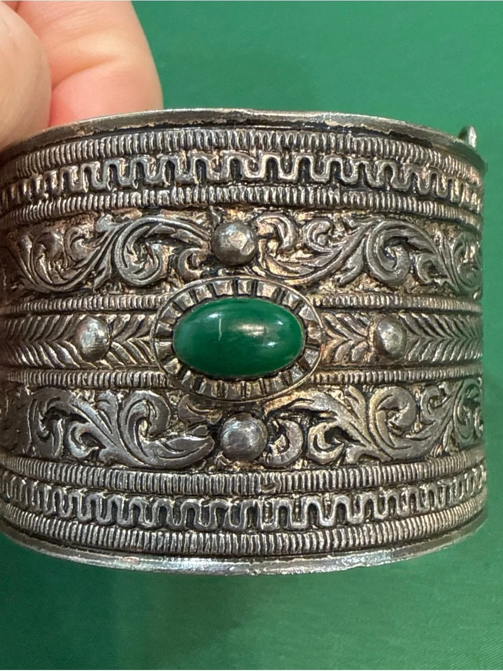 VTG Oriental SilverTone Hinged Bangle Bracelet W/Dark Green Stone Accent 85D